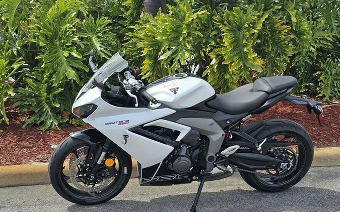 2025 Triumph Daytona 660 Snowdonia White/Sapphire Black 660