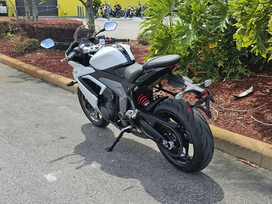 2025 Triumph Daytona 660 Snowdonia White/Sapphire Black 660