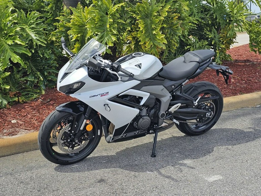 2025 Triumph Daytona 660 Snowdonia White/Sapphire Black 660