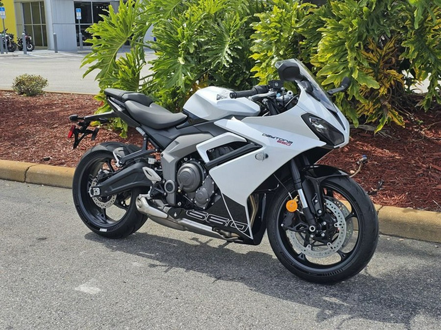 2025 Triumph Daytona 660 Snowdonia White/Sapphire Black 660