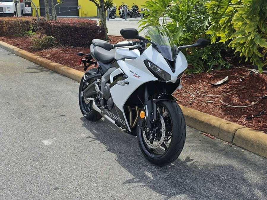 2025 Triumph Daytona 660 Snowdonia White/Sapphire Black 660