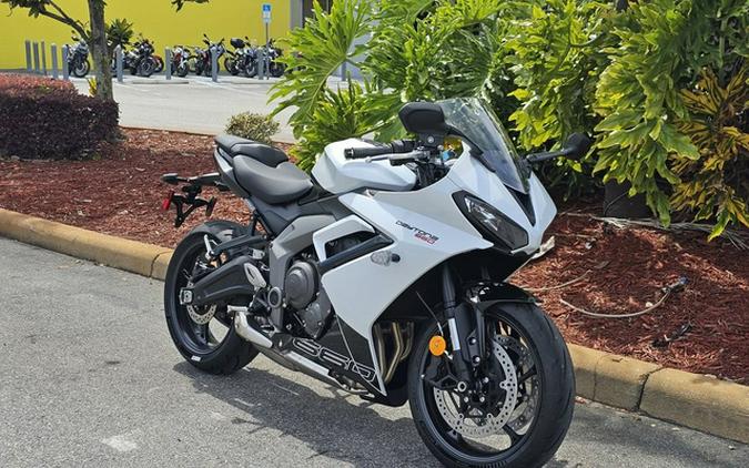 2025 Triumph Daytona 660 Snowdonia White/Sapphire Black 660