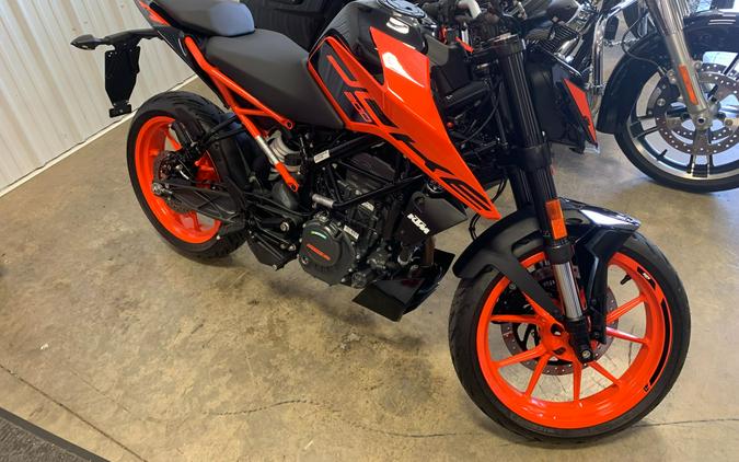 2020 KTM 200 Duke Review: Urban Motorcycle (15 Fast Facts)