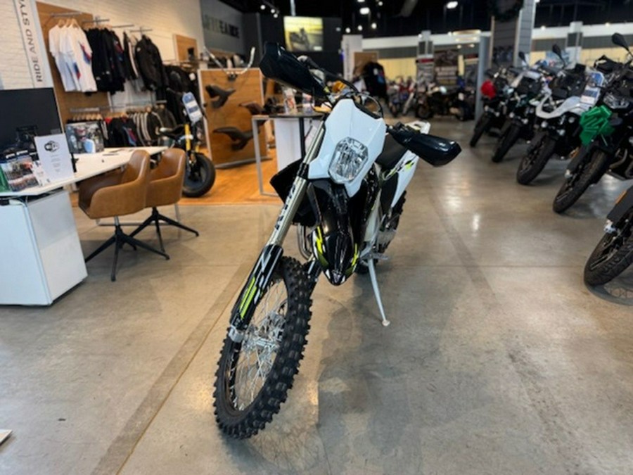 2026 TRIUMPH TF 450-E Jet Black/Pure White