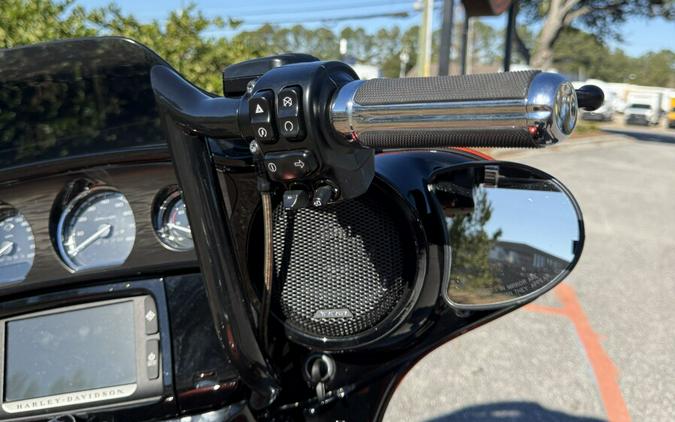 2017 Harley-Davidson® FLHXSE CVO™ Street Glide®