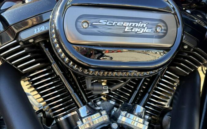 2017 Harley-Davidson® FLHXSE CVO™ Street Glide®