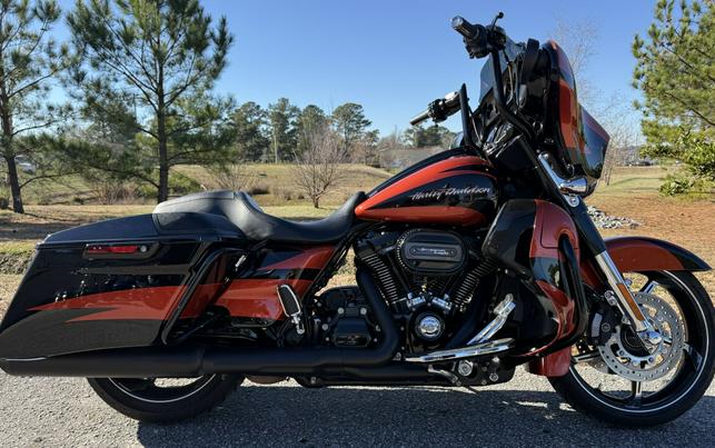 2017 Harley-Davidson® FLHXSE CVO™ Street Glide®