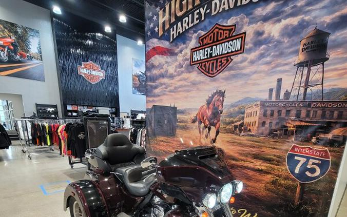 2022 Harley-Davidson® Tri Glide® Ultra Midnight Crimson/Vivid Black FLHTCUTG