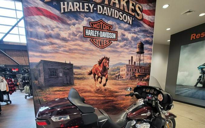 2022 Harley-Davidson® Tri Glide® Ultra Midnight Crimson/Vivid Black FLHTCUTG