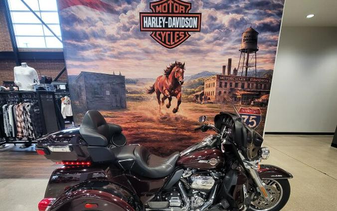 2022 Harley-Davidson® Tri Glide® Ultra Midnight Crimson/Vivid Black FLHTCUTG