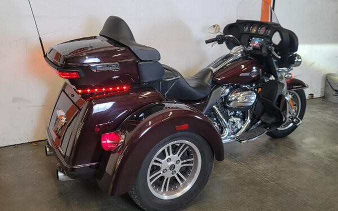2022 Harley-Davidson® Tri Glide® Ultra Midnight Crimson/Vivid Black FLHTCUTG
