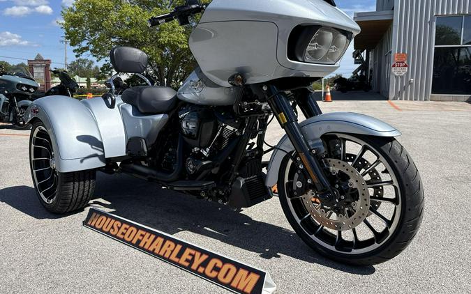 2024 Harley-Davidson® Road Glide® 3 Atlas Silver Metallic - Black Finish