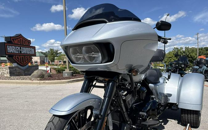 2024 Harley-Davidson® Road Glide® 3 Atlas Silver Metallic - Black Finish