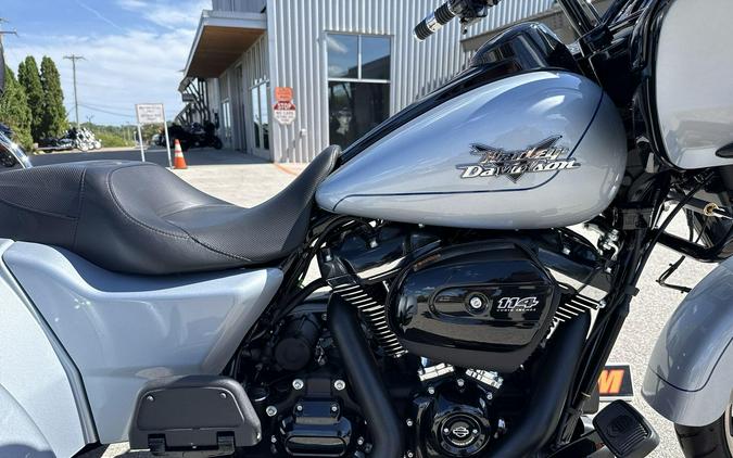 2024 Harley-Davidson® Road Glide® 3 Atlas Silver Metallic - Black Finish