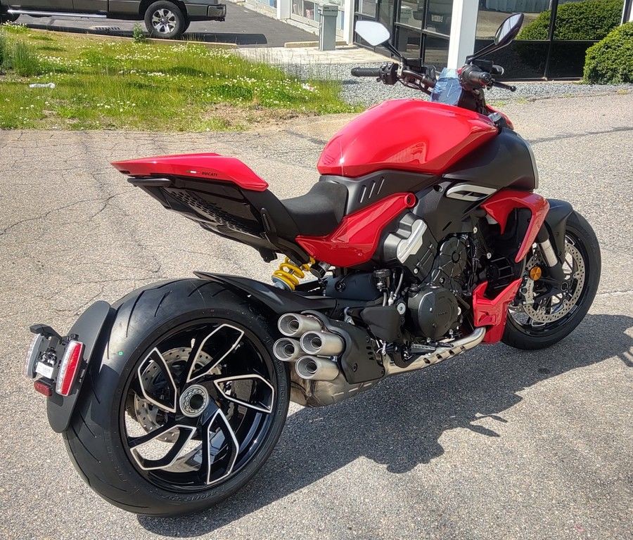 2024 Ducati Diavel V4 Red