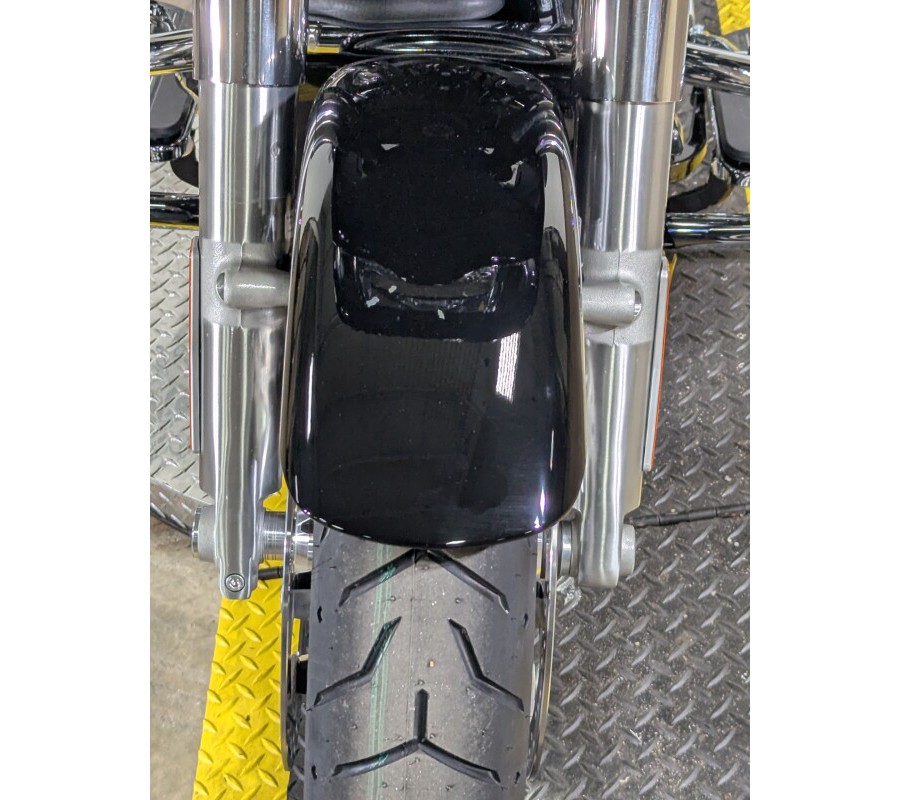 2025 Harley-Davidson Road Glide® Vivid Black Trim Chrome