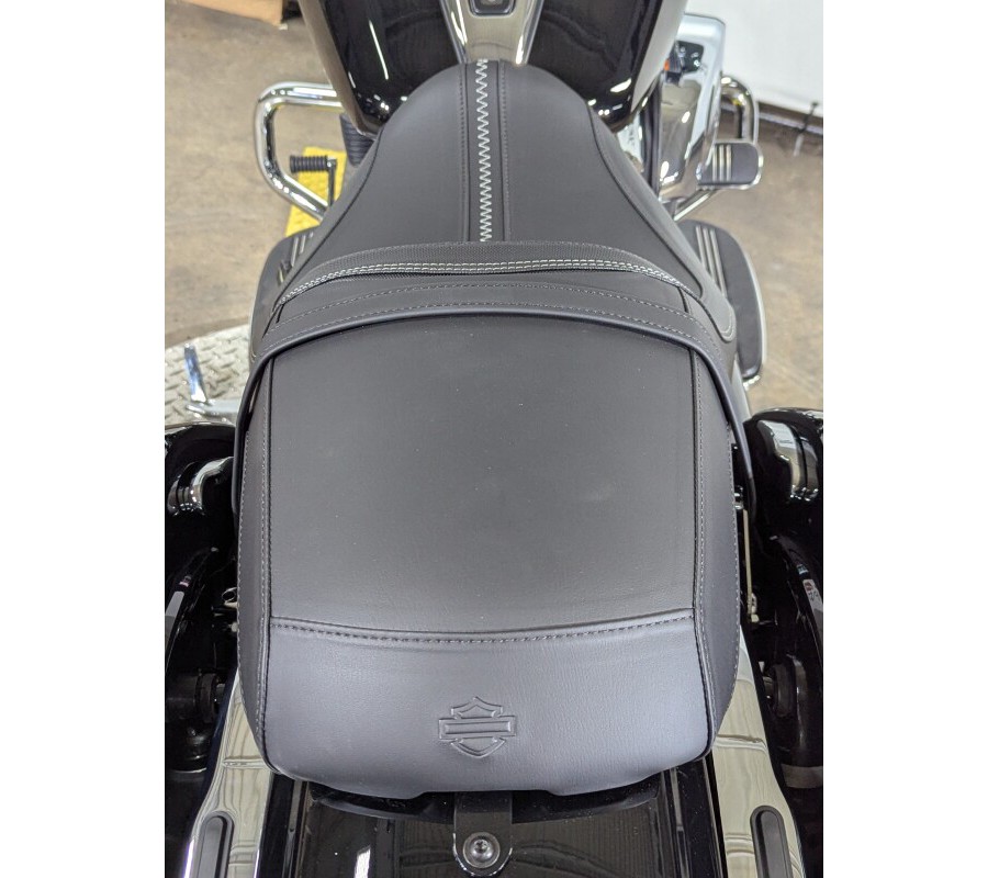 2025 Harley-Davidson Road Glide® Vivid Black Trim Chrome