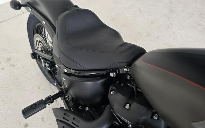 2018 Harley-Davidson® Street Bob® Industrial Gray Denim/Black Denim