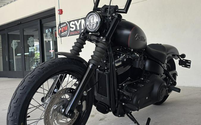 2018 Harley-Davidson® Street Bob® Industrial Gray Denim/Black Denim