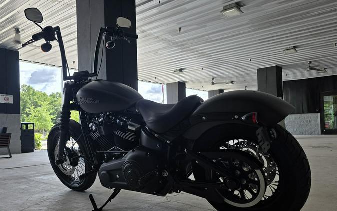 2018 Harley-Davidson® Street Bob® Industrial Gray Denim/Black Denim