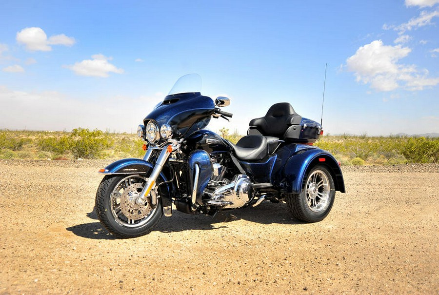 2014 Harley-Davidson® Tri Glide® Ultra Big Blue Pearl/Vivid Black