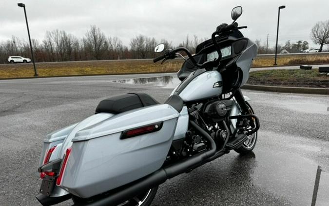 2024 Harley-Davidson Road Glide® Atlas Silver Metallic – Black Finish