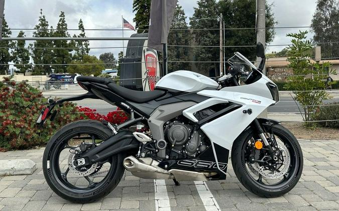 2025 Triumph Daytona 660 Snowdonia White/Sapphire Black