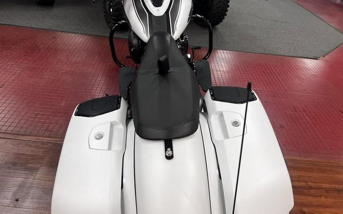 2024 Indian Motorcycle® Chieftain® Dark Horse® w/Powerband Audio Pkg Ghost White Metallic Smoke wit