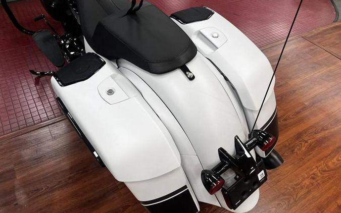 2024 Indian Motorcycle® Chieftain® Dark Horse® w/Powerband Audio Pkg Ghost White Metallic Smoke wit