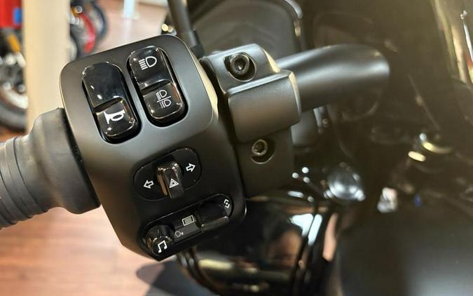 2025 Indian Motorcycle® Pursuit® Dark Horse® w/PowerBand Audio Black Smoke