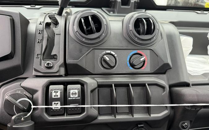 2026 Can-Am® Defender DPS CAB HD9 Compass Green