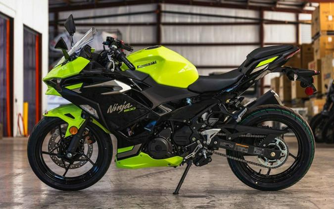 2026 Kawasaki Ninja 500 ABS Metallic Yellowish GreenEbony