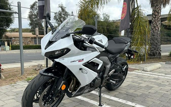 2025 Triumph Daytona 660 Snowdonia White/Sapphire Black