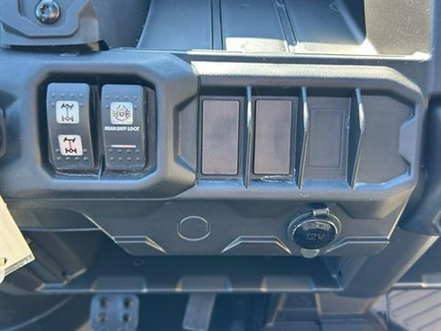 2025 Can-Am Defender MAX DPS HD7