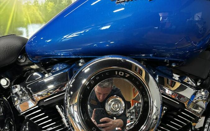 2018 Harley-Davidson® Deluxe ELECTRIC BLUE W/PINSTRIPE