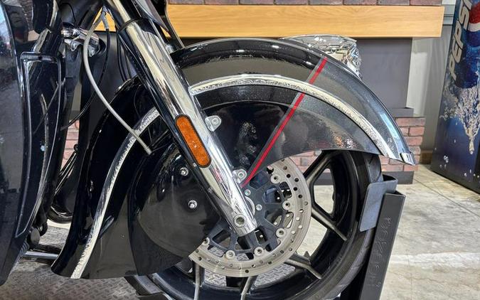 2020 Indian Motorcycle® Roadmaster® Elite Thunder Black Vivid Crystal Over Gunmetal Flake