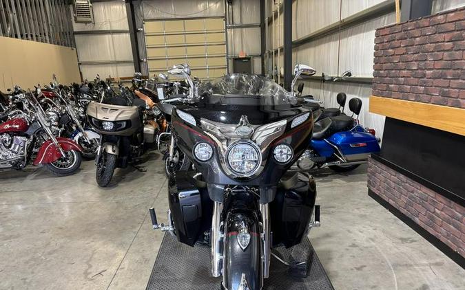 2020 Indian Motorcycle® Roadmaster® Elite Thunder Black Vivid Crystal Over Gunmetal Flake