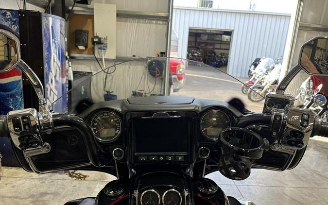 2020 Indian Motorcycle® Roadmaster® Elite Thunder Black Vivid Crystal Over Gunmetal Flake