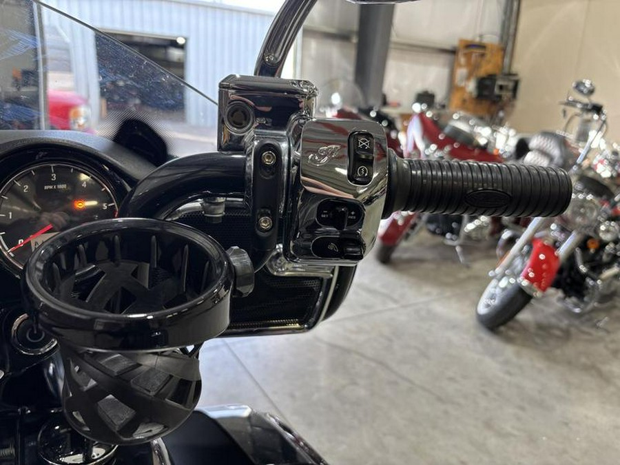 2020 Indian Motorcycle® Roadmaster® Elite Thunder Black Vivid Crystal Over Gunmetal Flake