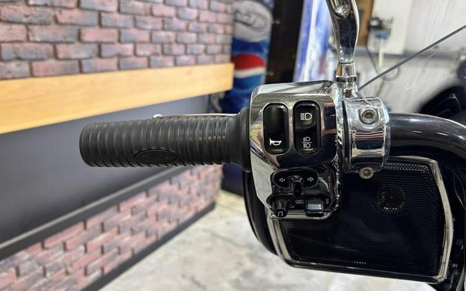 2020 Indian Motorcycle® Roadmaster® Elite Thunder Black Vivid Crystal Over Gunmetal Flake