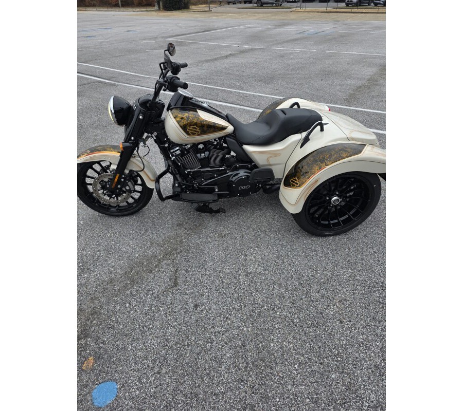2023 Harley-Davidson® Freewheeler® WHITE SAND PRL