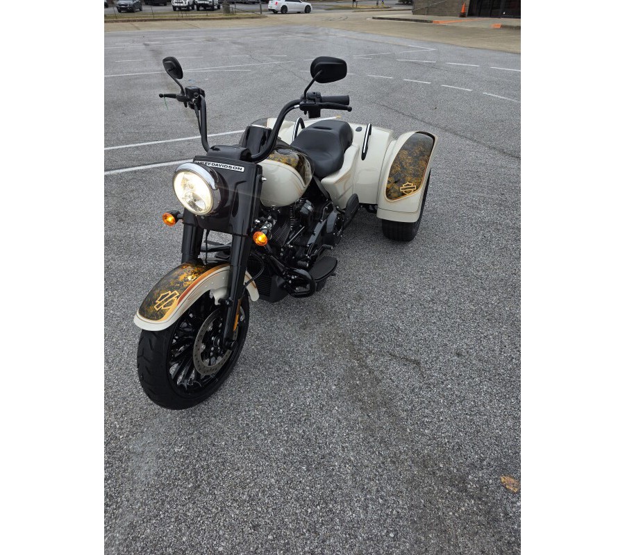 2023 Harley-Davidson® Freewheeler® WHITE SAND PRL