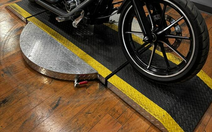 2014 Harley-Davidson® Breakout® HCCHROMEFLAKE