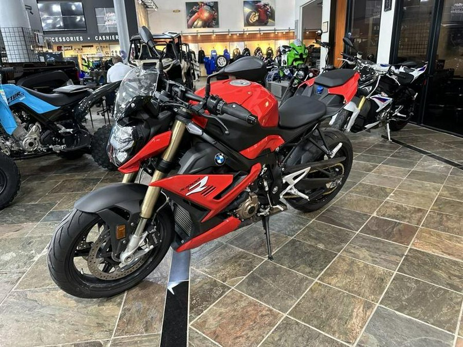 2022 BMW S 1000 R Racing Red