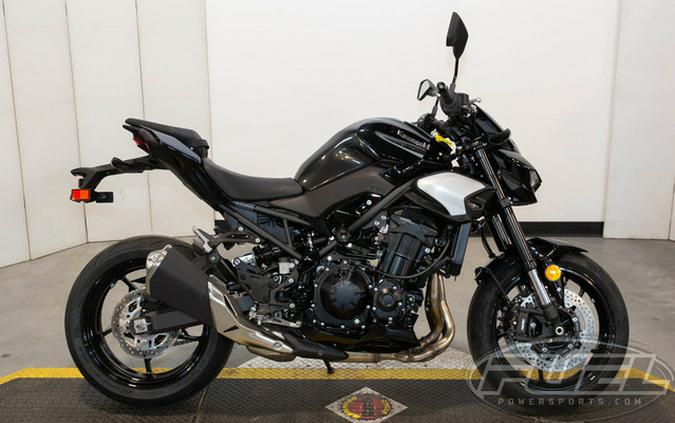2025 Kawasaki Z900 ABS Metallic Spark Black/Metallic Carbon Gray