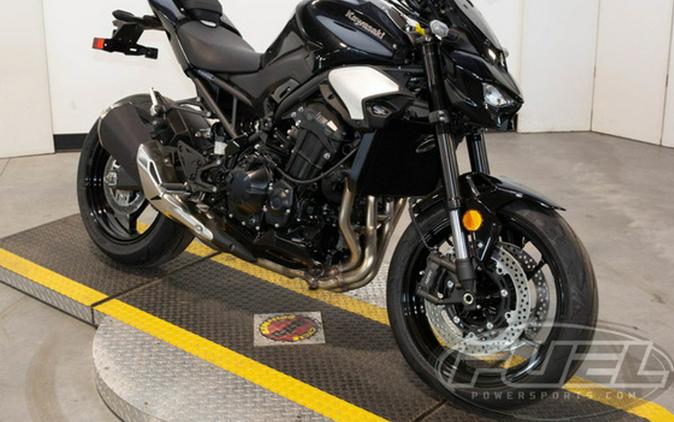 2025 Kawasaki Z900 ABS Metallic Spark Black/Metallic Carbon Gray