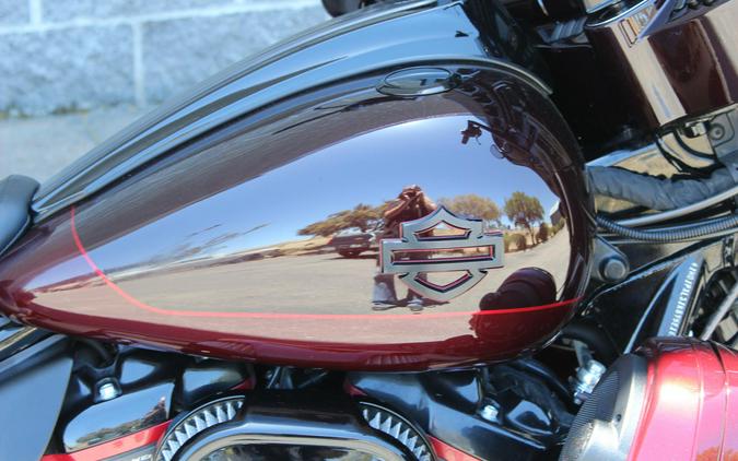 2019 Harley-Davidson® CVO™ Street Glide® BLK FORST/WINE W/PINSTRIPE