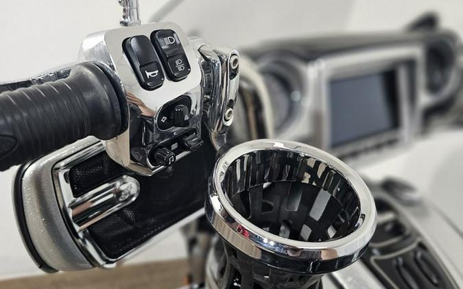 2018 Indian Chieftain Elite Black Hills Silver w/ Marble Accents