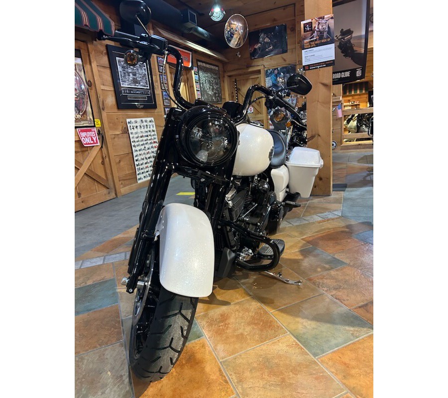 2024 Harley-Davidson Road King Special White Onyx Pearl - Black Finish