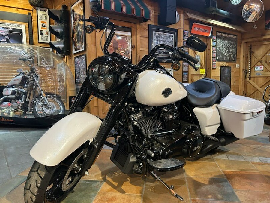 2024 Harley-Davidson Road King Special White Onyx Pearl - Black Finish
